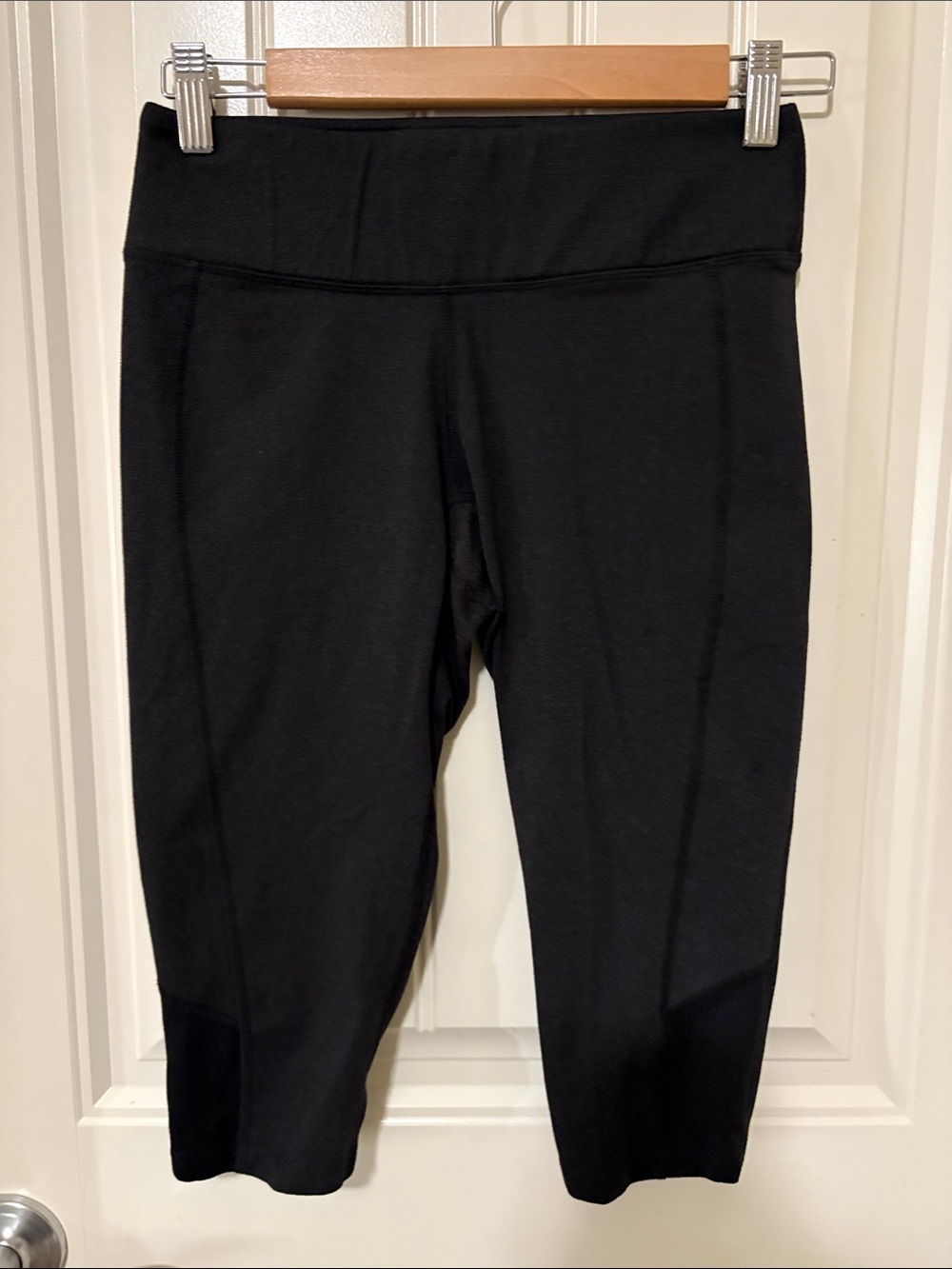 Lucy‎ Black Capri Leggings